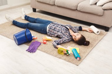 Yorgun kadın eve temizlendikten sonra halı üzerinde yalan