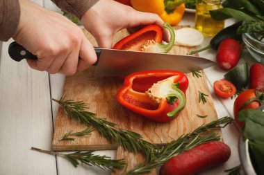 Kadının el kesme taze domates