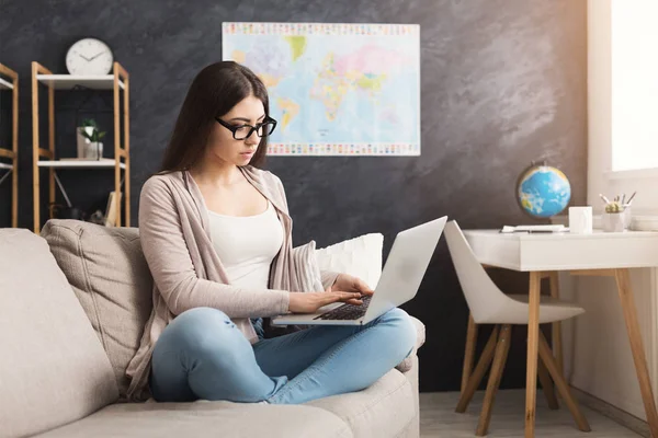 Donna seria che lavora sul computer portatile a casa — Foto Stock