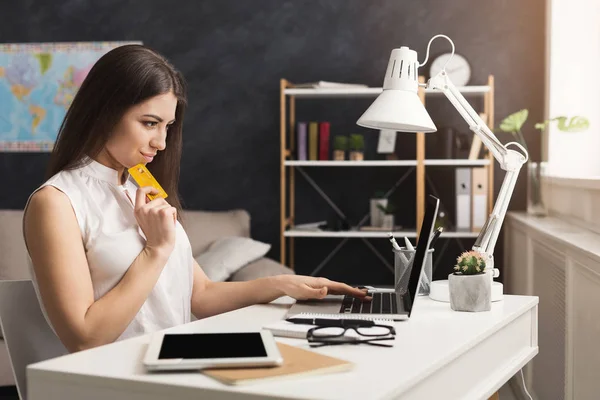 Thoughtful woman at home shopping online — Stock Photo, Image