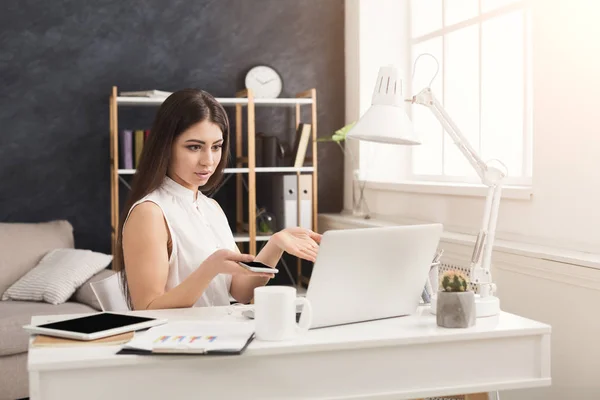 Ung förvirrad kvinna som arbetar på laptop — Stockfoto