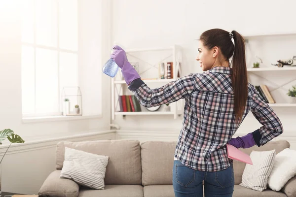 Oda temizlemek hazır boya, vernik ile kadın — Stok fotoğraf