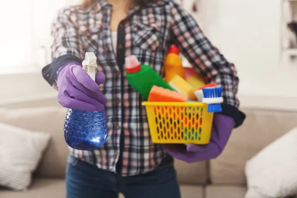 Mulher com equipamento de limpeza pronto para limpar quarto — Fotografia de Stock