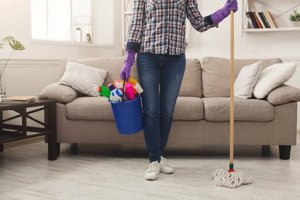 Vrouw met reinigingsapparatuur klaar om de kamer schoon — Stockfoto