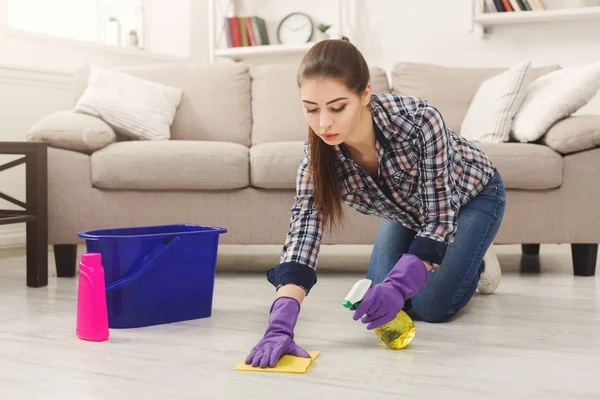 Concentrato donna lucidatura pavimento in legno — Foto Stock