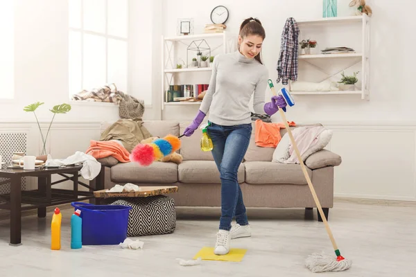 Pareja disfrutando de la limpieza de su casa con aspiradora y fregona  Fotografía de stock - Alamy