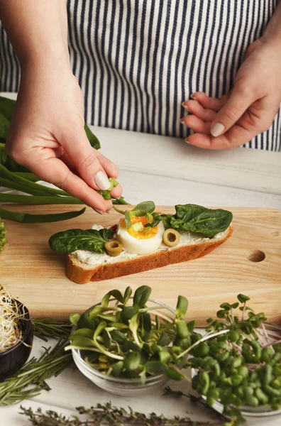 Feamale için doğru meze yapma sağlıklı bruschettas eller