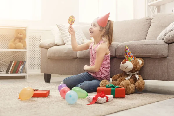 Glad tjej firar födelsedag med massor av presenter — Stockfoto