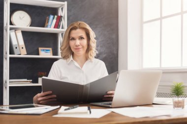 İş kadını okuma belgeyi office masaüstü