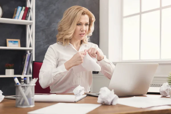 İş kadını office masaüstü belgeleriyle çalışma — Stok fotoğraf