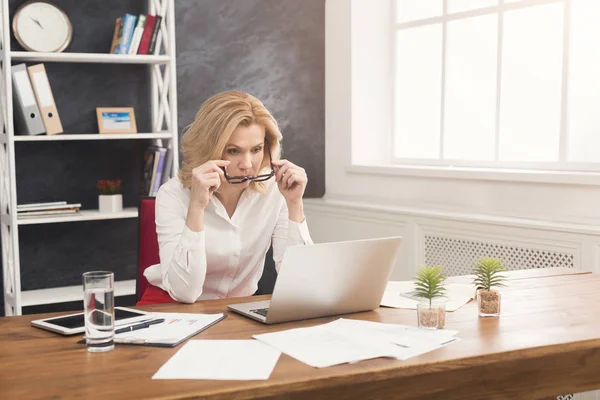 Seriöse Geschäftsfrau arbeitet im Büro am Laptop — Stockfoto