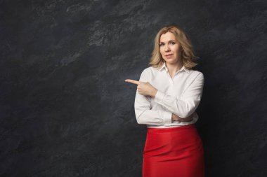 Ciddi işkadını uzağa işaret