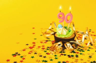 mum ve sprinkles ile 90'ıncı doğum günü kek