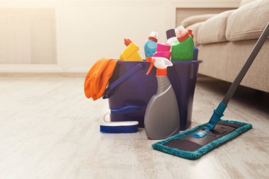 Kova kimyasallar şişeleri ve paspas sopa ile