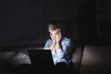 Karanlık ev ofis kopya alanı laptop ile yorgun kadın