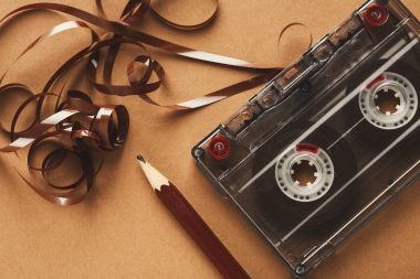 Vintage kaset ve kalem kahverengi zemin üzerine teyp geri sarmak için