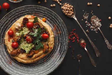 Humus sebze ve siyah arka plan üzerine deniz ürünleri ile