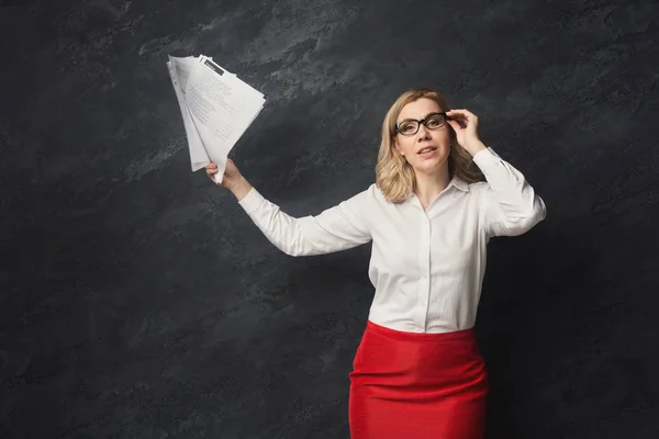 Geschäftsfrau mit Dokumenten auf grauem Hintergrund — Stockfoto