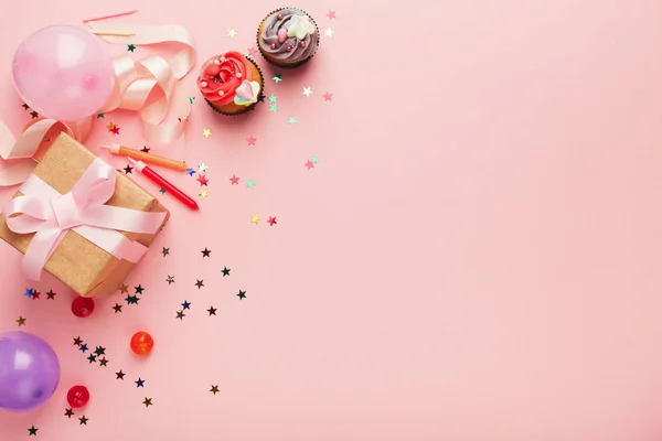 Fundo de festa de aniversário com presente e bolos — Fotografia de Stock