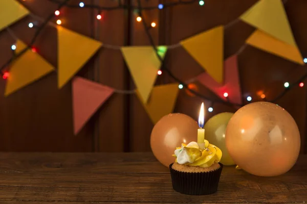 Шоколадный кекс со свечой на праздничном фоне — стоковое фото