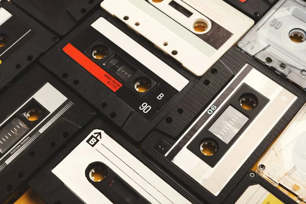 Vintage audio kazety na fialové pozadí, closeup — Stock fotografie