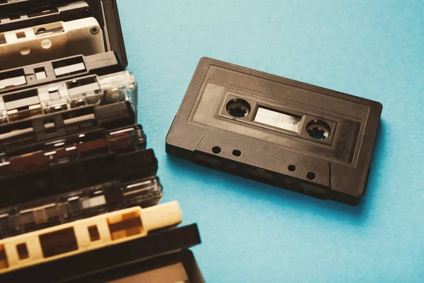 Vintage áudio cassete borda no fundo azul — Fotografia de Stock