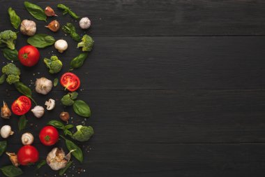 Ahşap arka plan üzerinde taze sebze kenarlığını