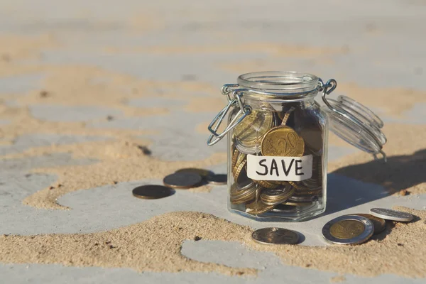 ガラスのコイン jar コピー スペースの節約のため — ストック写真