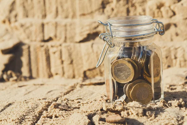 Monedas en frasco de vidrio para ahorrar dinero, espacio de copia — Foto de Stock