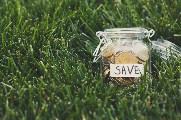 Tarro de vidrio para ahorrar dinero, espacio de copia — Foto de Stock