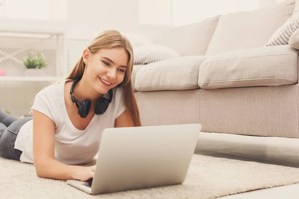 Chica joven con portátil en el interior — Foto de Stock