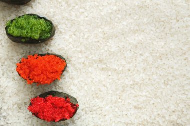 Suşi gunkan beyaz pirinç arka plan üzerinde üzerinde Üstten Görünüm