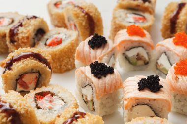 Beyaz arka plan üzerinde closeup suşi rulo