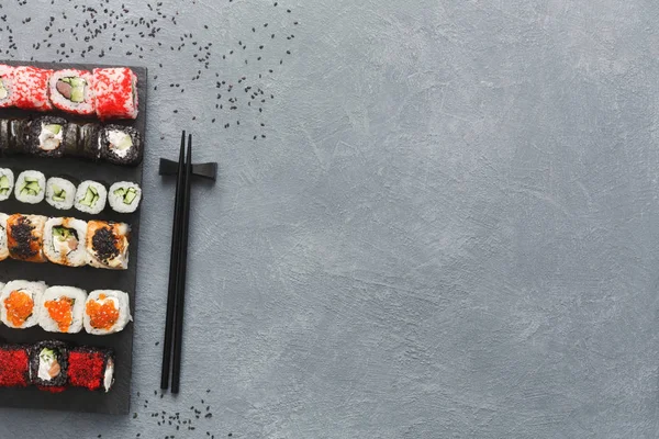 Σύνολο sushi maki και ρολά σε γκρίζο φόντο — Φωτογραφία Αρχείου