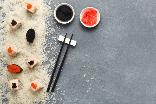 Вид сверху на множество суши-роллов и гаганов
