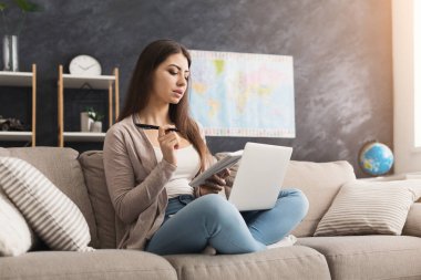 Dizüstü bilgisayar kullanma ve notlar yazma kız