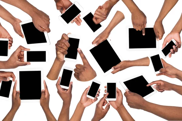 Mains masculines noires pointant, tenant téléphone portable et tablette — Photo