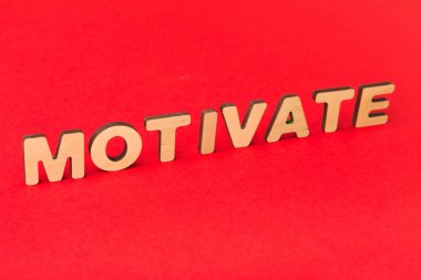Motivasyon Yazıt kırmızı zemin üzerine