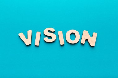 Ahşap harfler vizyon üzerinde mavi arka plan yazım