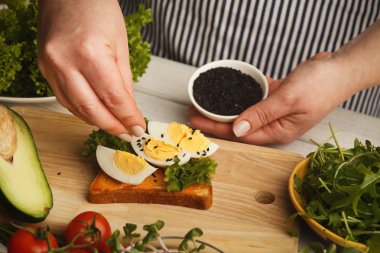 Kadın sağlıklı snack, closeup için lezzetli bruschettas yapma