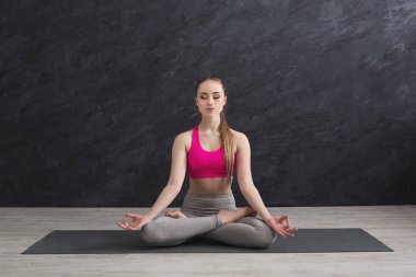 Kadın eğitim yoga lotus poz