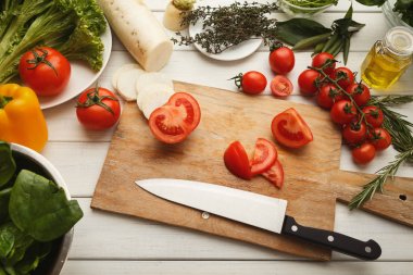 Mutfak masasında taze sebze salatası hazırlama