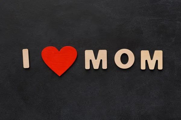 Liebe Mama Satz auf schwarz mit Holzbuchstaben geschrieben — Stockfoto