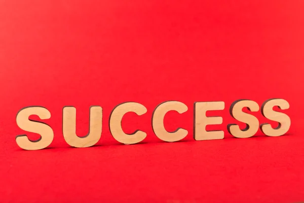 Kırmızı bir arka plan üzerinde başarı yazıt — Stok fotoğraf