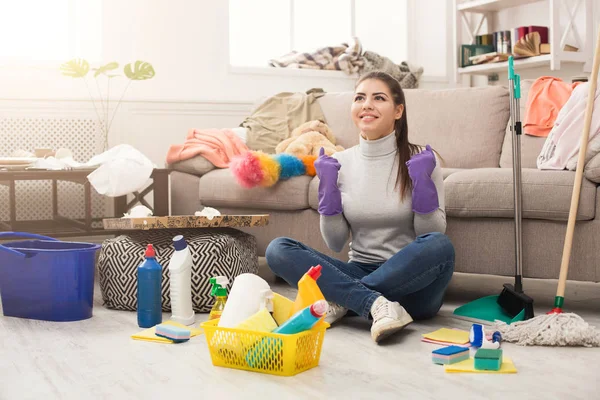 Femme avec équipement de nettoyage prêt à nettoyer la salle — Photo