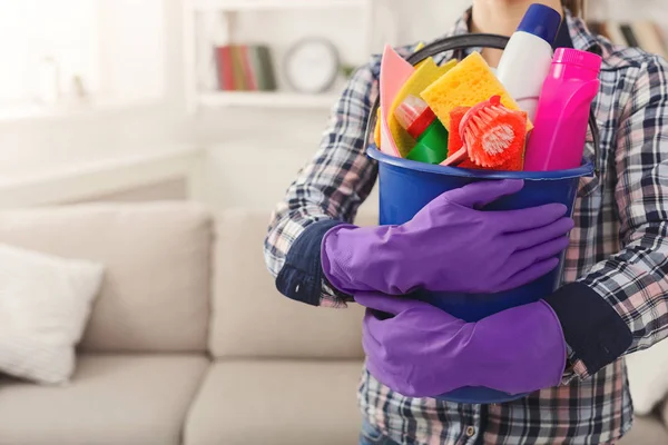 Wanita dengan peralatan membersihkan siap untuk membersihkan kamar — Stok Foto