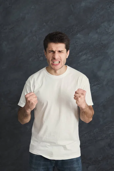 Kızgın genç adamın portresi — Stok fotoğraf