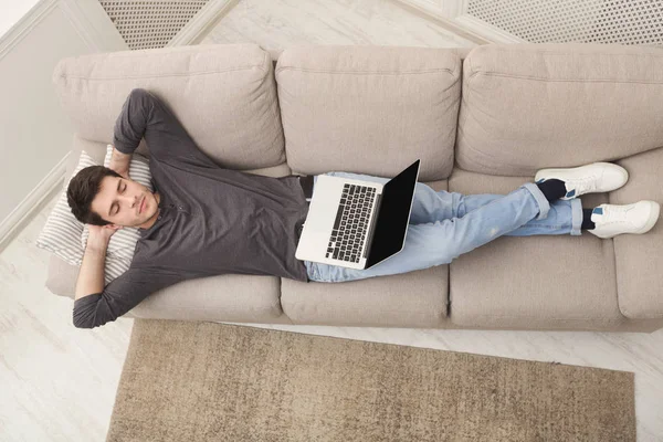 Dormir freelancer sobrecargado con laptop — Foto de Stock