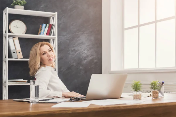 Geschäftsfrau entspannt sich in der Büropause — Stockfoto