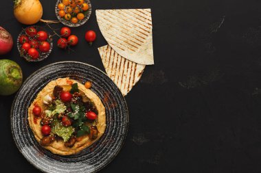 Humus sebze ve siyah arka plan üzerine deniz ürünleri ile